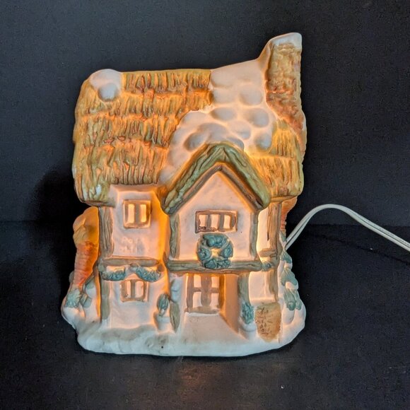 Christmas Cottage House Ceramic Thatched Roof Christmas Village Building Working - Picture 1 of 9
